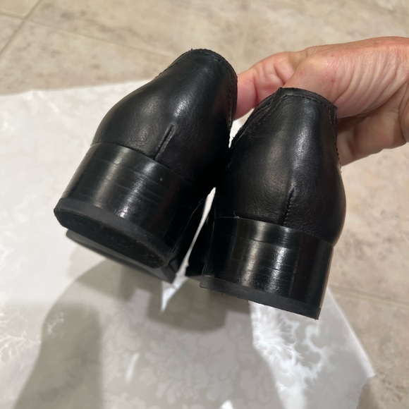 Naturalizer leather low heel,  side zip stretch bootie. 7.5 - Picture 7 of 7